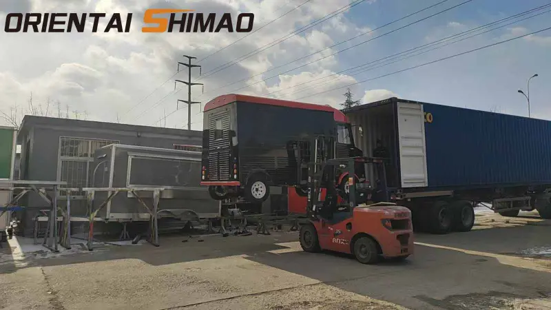 Professionell containerlastningsprocess säkerställer säker global leverans av Citroen Food Truck